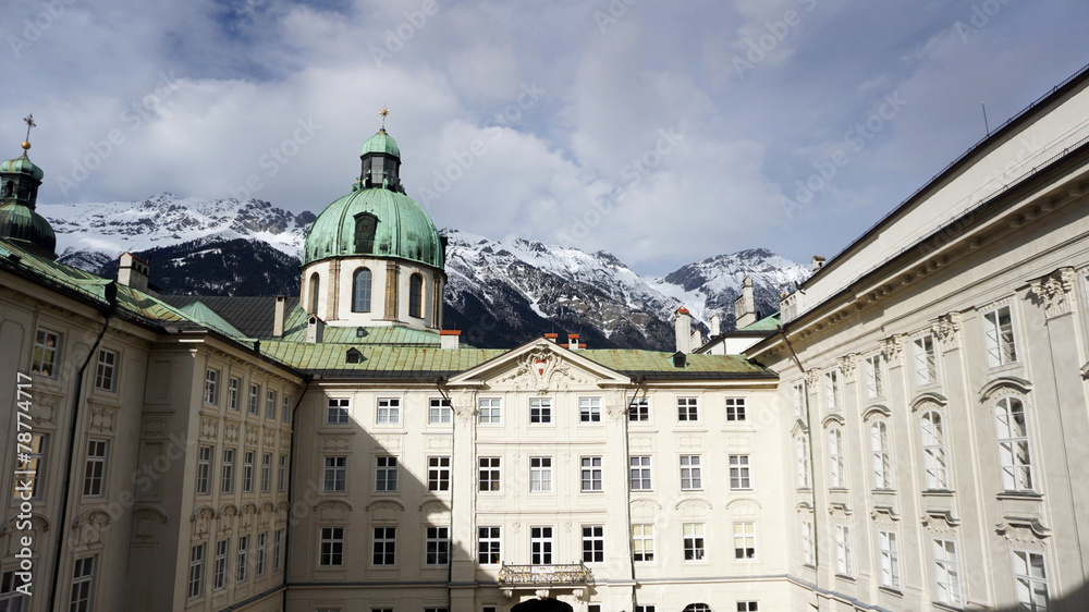 Fototapeta premium hofburg palace with snow mountains background