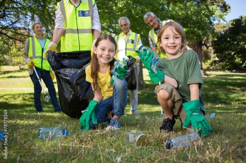 Fotografie Happy family collecting rubbish