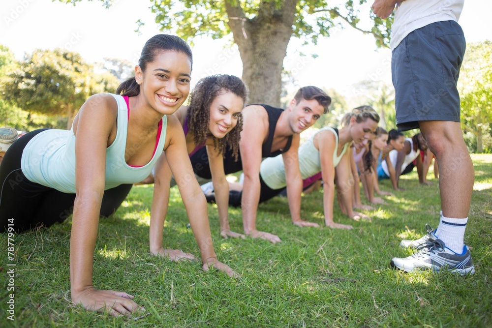 Fototapeta premium Fitness group planking in park
