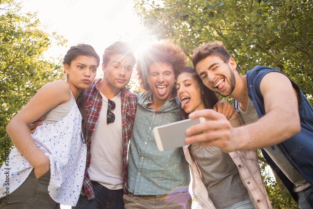 Obraz premium Happy friends in the park taking selfie