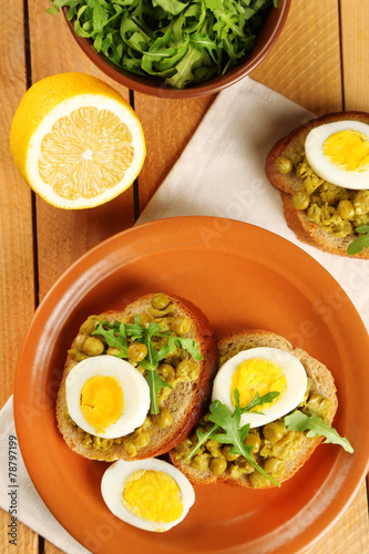 Sandwiches with green peas paste and boiled egg