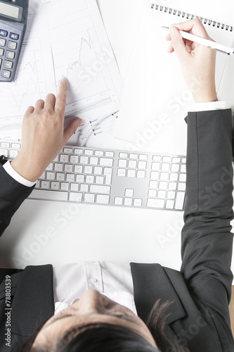 Frau arbeitet am Schreibtisch photo