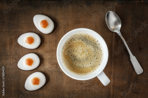 Ostern, Kaffeetasse mit Fondant-Eier auf Holzuntergrund