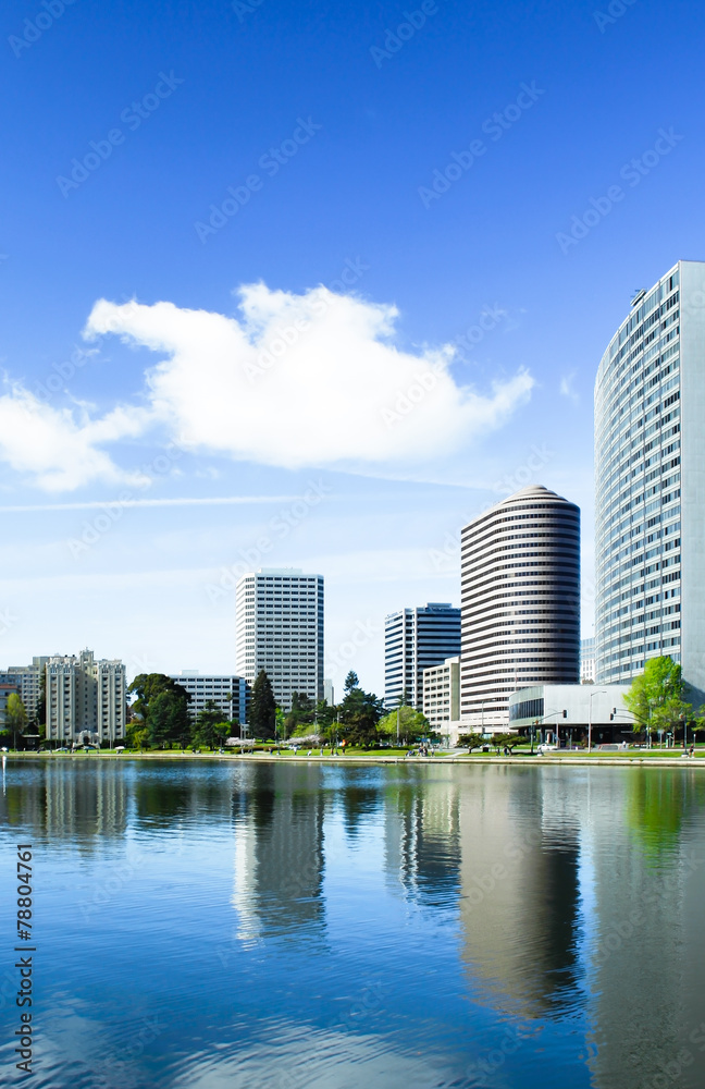 Fototapeta premium Oakland, California, view across Lake Merritt