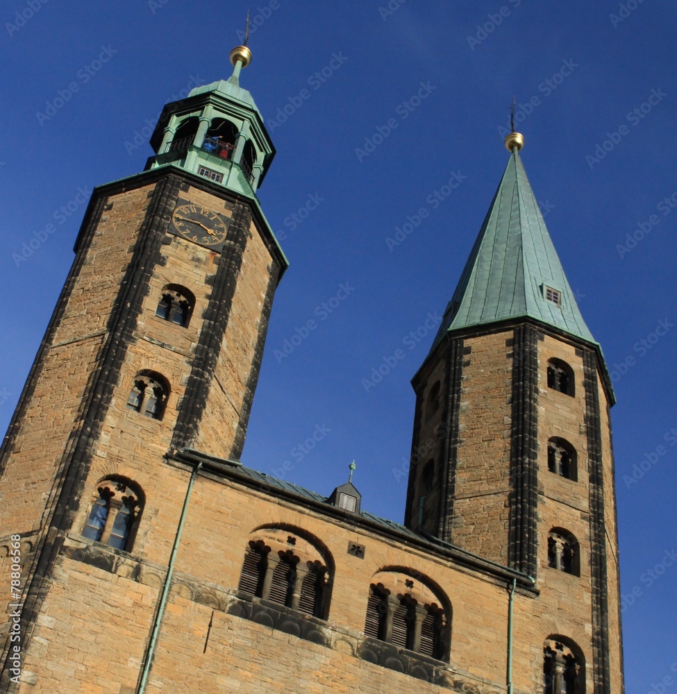 Fototapeta premium Turmpaar der Goslarer Marktkirche mit Aussicht