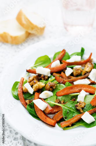 salad with spinach, mozzarella, walnuts and caramelized carrots