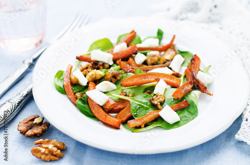salad with spinach, mozzarella, walnuts and caramelized carrots.