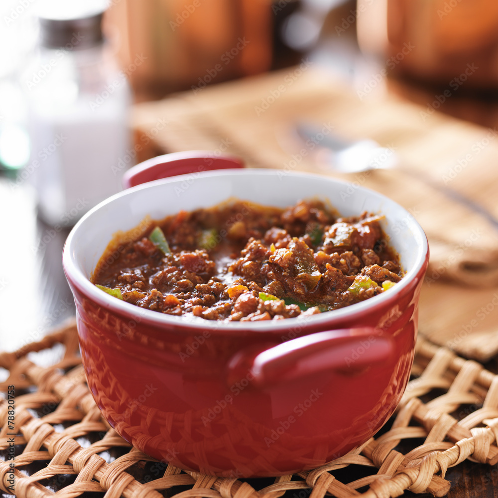 red dish with meaty beef chili and bell peppers - obrazy, fototapety, plakaty 