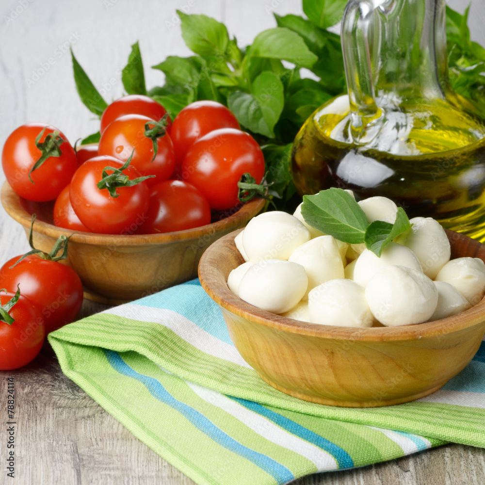 Mozzarella, tomatoes and oil Mozzarella, tomatoes and oil