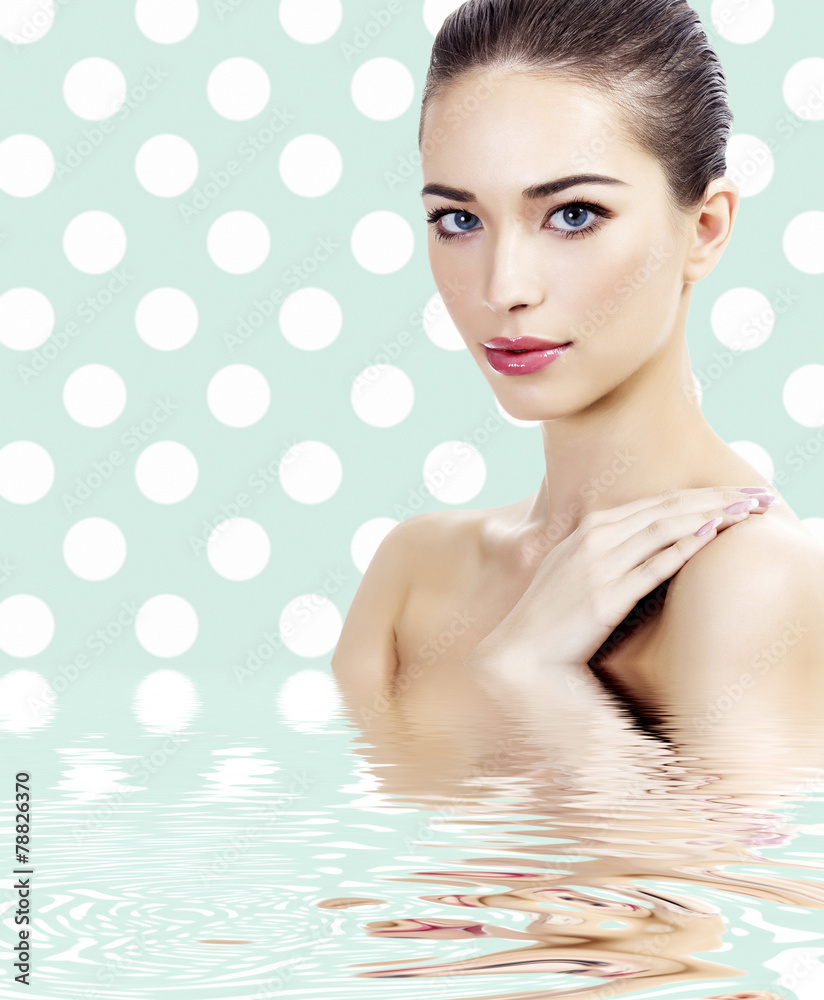 Naklejka premium Pretty female against a polka dot background