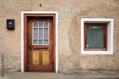 Ingresso e finestra di una tipica vecchia casa di montagna