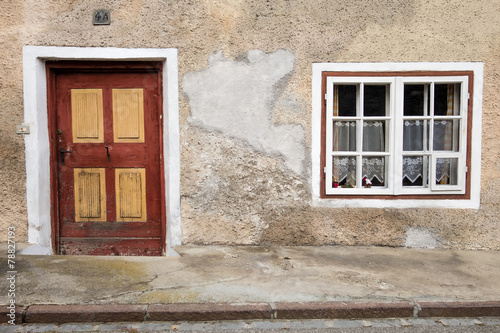 Ingresso e finestra di una tipica vecchia casa di montagna © vpardi