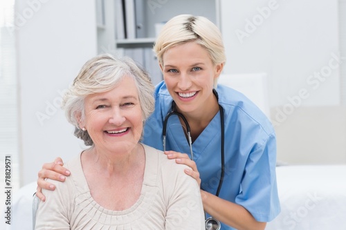 Nurse with hands on senior patients shoulders in clinic © WavebreakMediaMicro
