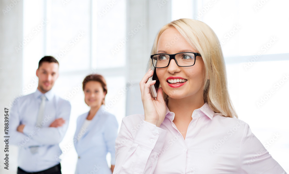 smiling businesswoman calling on smartphone smiling businesswoman calling on smartphone