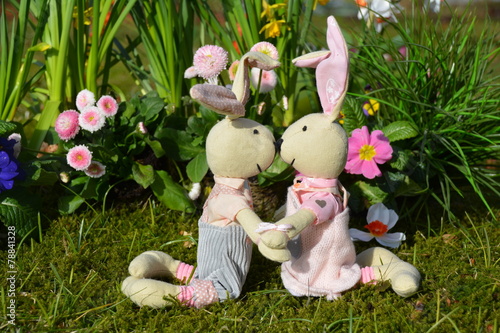 zwei Osterhasen im Gras