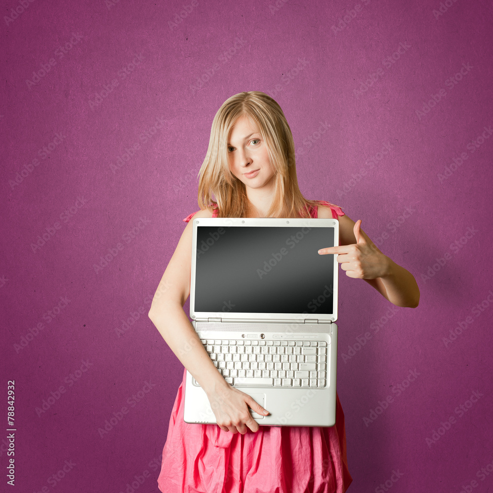 Fototapeta premium femaile in pink with open laptop