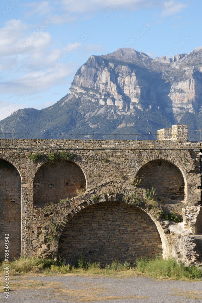 Castillo en el Pirineo de Huesca, Aínsa