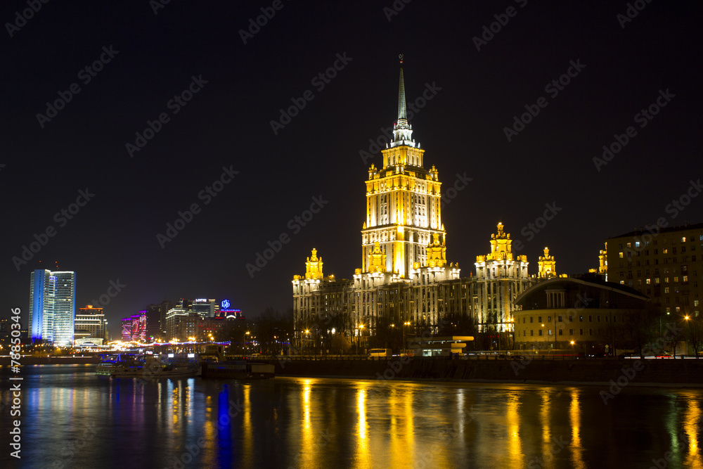 Obraz premium Hotel Ukraina w nocy