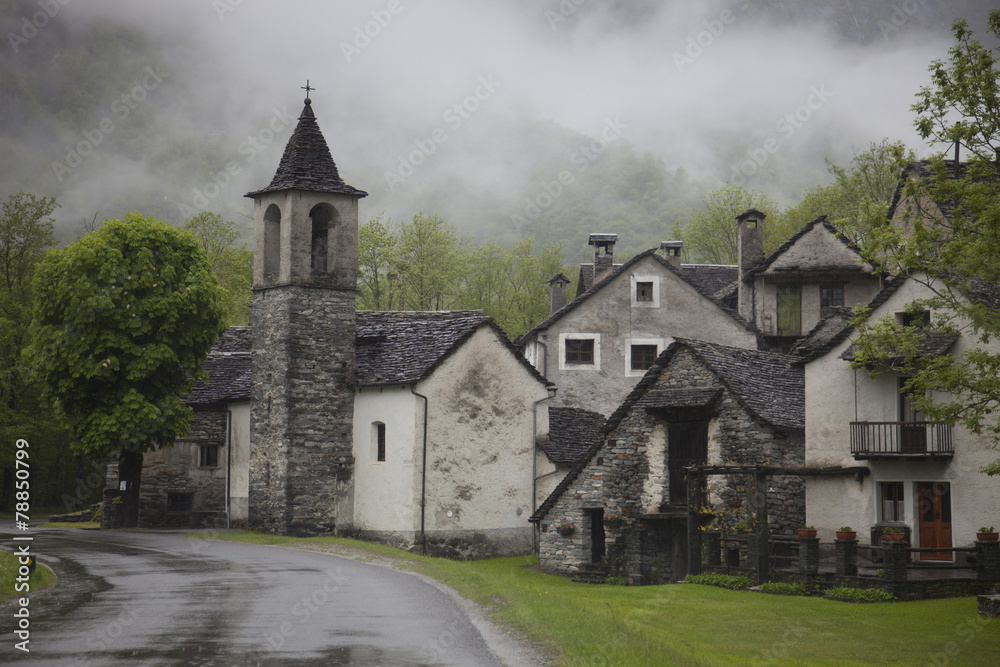 Svizzera, Val Verzasca,un paese. Svizzera, Val Verzasca,un paese.