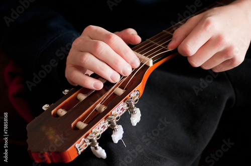 streching stringing at a guitar