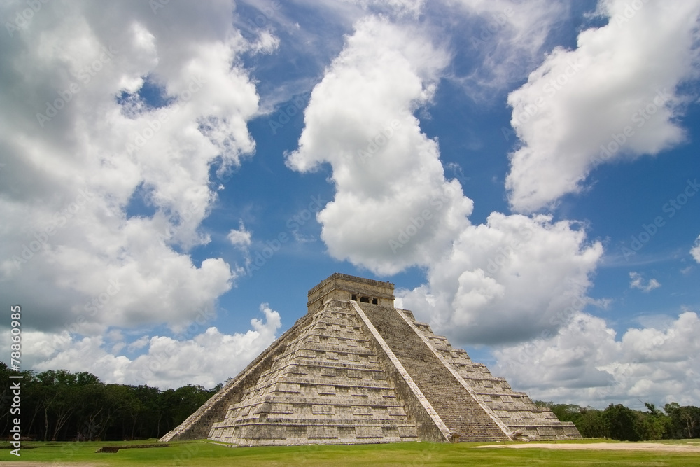 Chichen itza pyramid in a blue sky day
