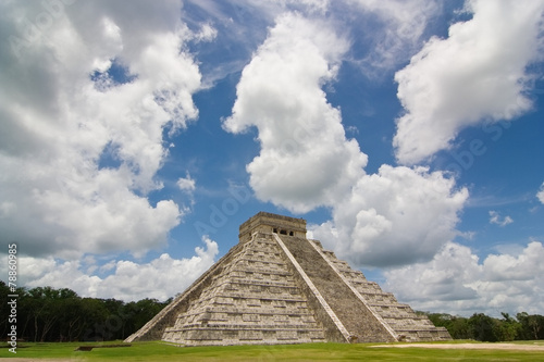 Chichen itza pyramid in a blue sky day