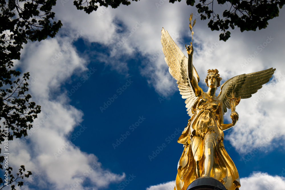 Fototapeta premium Friedensengel in München Freitext Wolken Blau