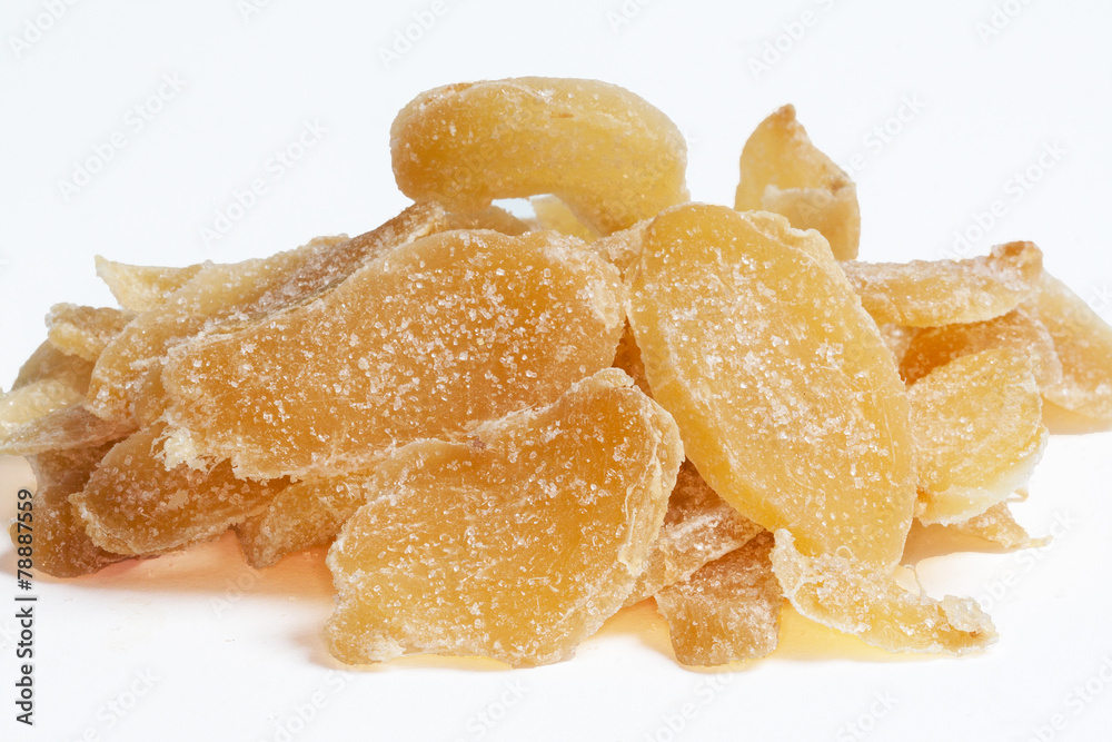 Gingembre confit en tas sur fond blanc Gingembre confit en tas sur fond blanc