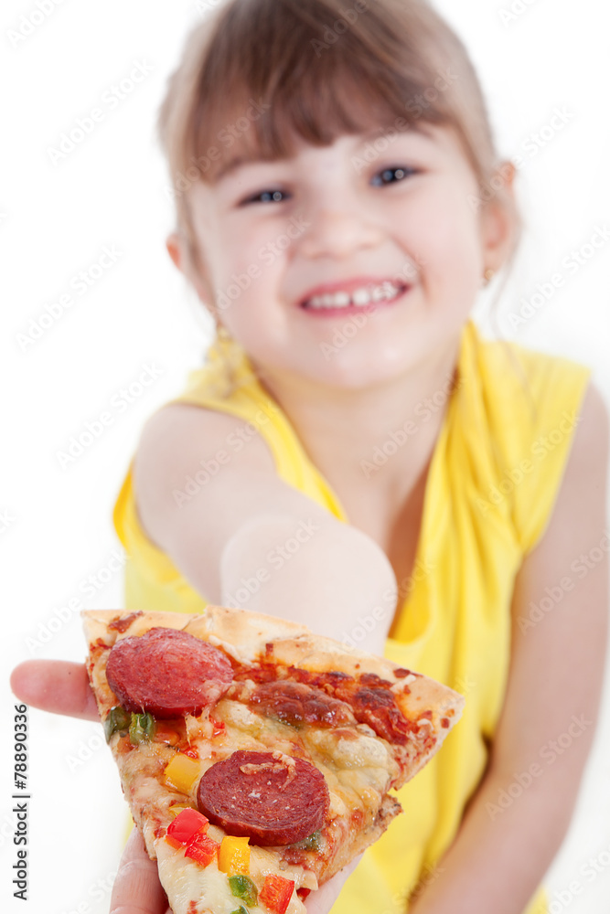 Mädchen überreicht ein Stück Pizza und lacht Porträt