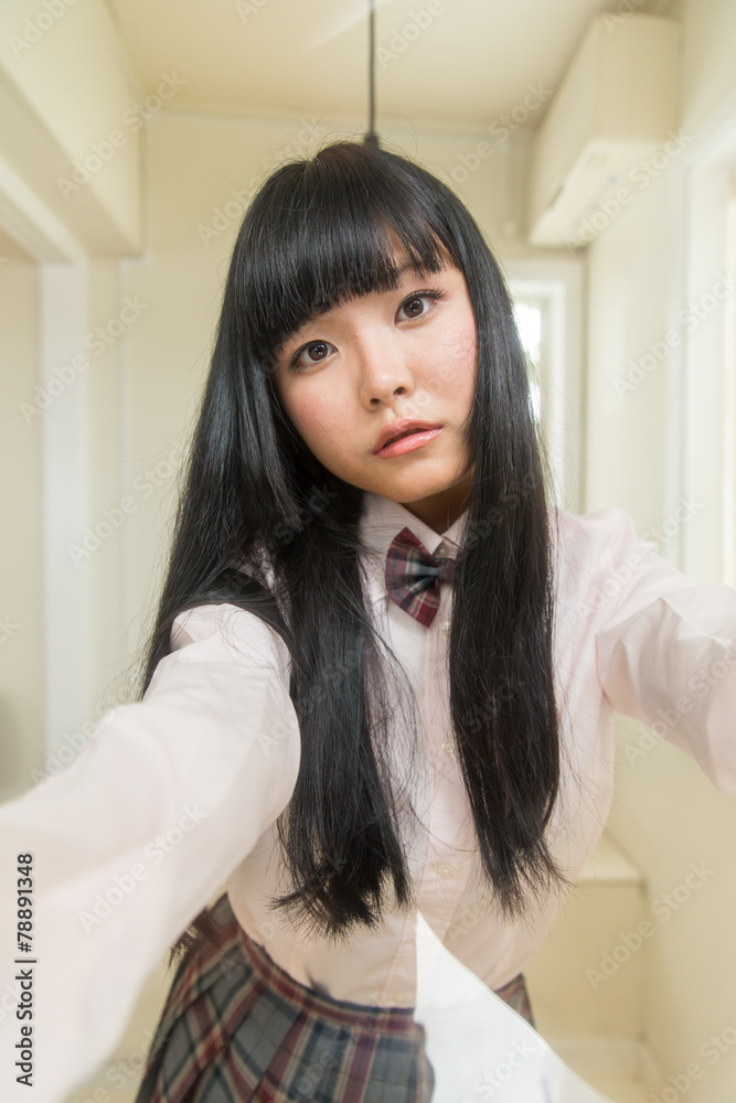 自画撮りをする女子学生 自画撮りをする女子学生