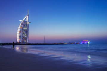 Wandcirkels Dubai Stralende skyline van Dubai stad  © badahos
