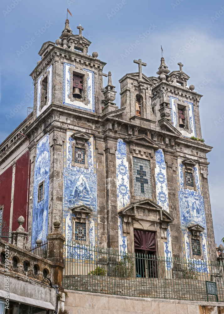 Azulezhu tiles on the facade of the church of St. Ildefonso .