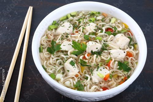 cibo asiatico zuppa con pasta e pollo 