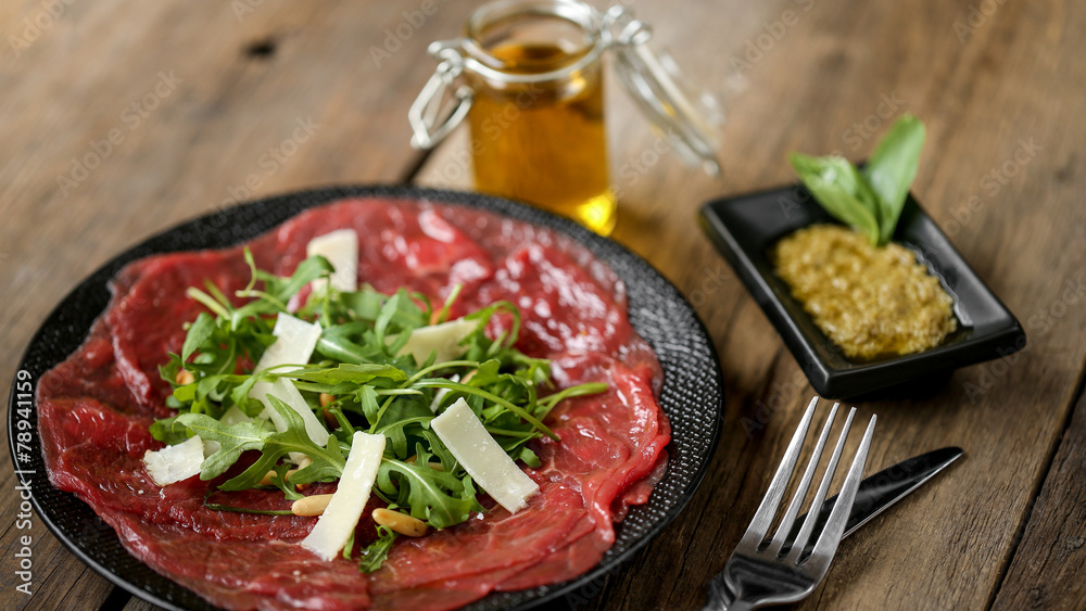 carpaccio  de boeuf parmesan & roquette 1