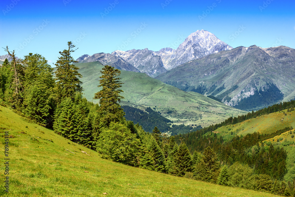Fototapeta premium Beautiful mountain landscape in Pyrenees