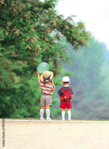 아이들의 뒷모습