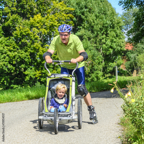 Obraz na płótnie Fitnesstraining mit dem Sohn