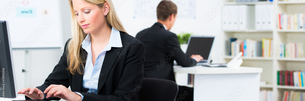 konzentriert am computer arbeiten konzentriert am computer arbeiten