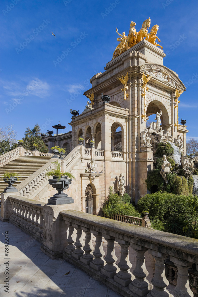 Fototapeta premium Cascading fountain in the Park Ciutadella, Barcelona