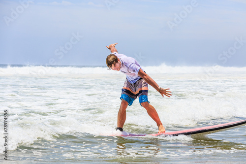 Jugendlicher surft im Atlantik