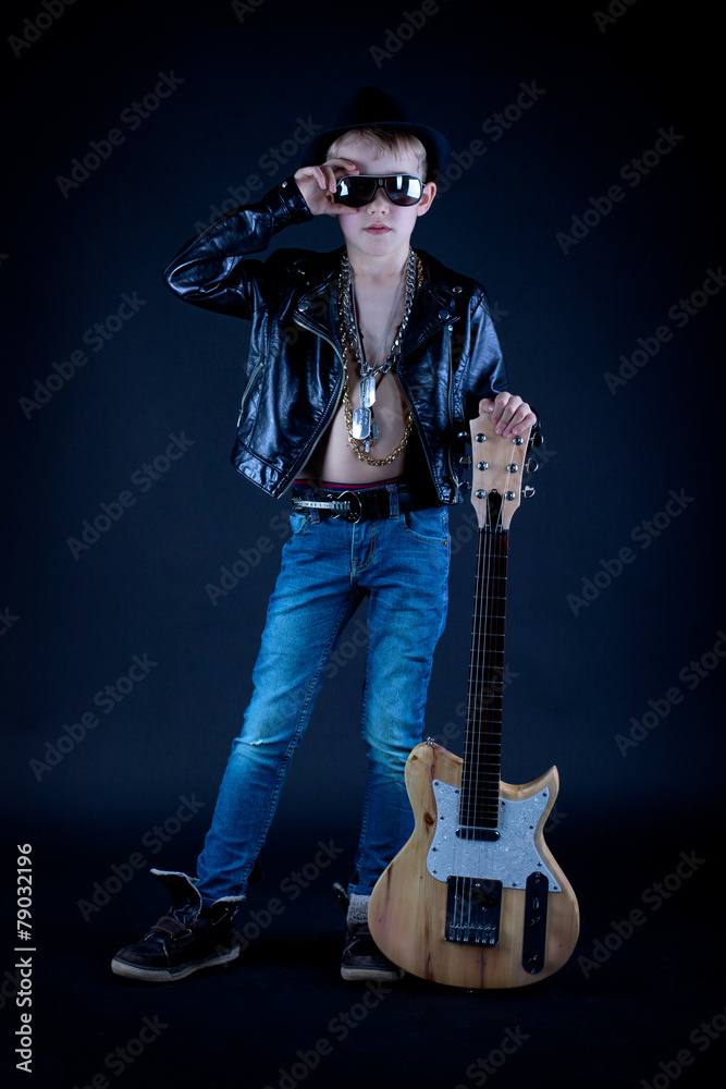 Obraz premium lässiger Junge mit Gitarre