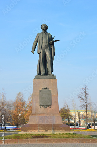 Памятник И.Е. Репину в Москве на Болотной площади
