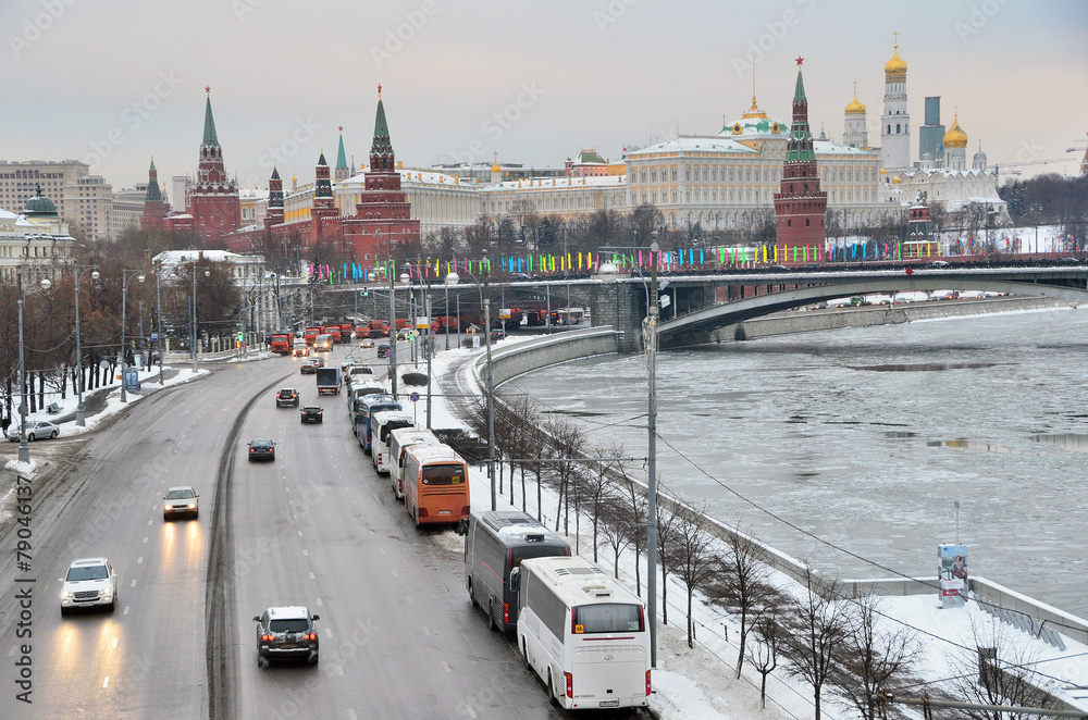 Obraz premium Москва, движение по Пречистенской набережной