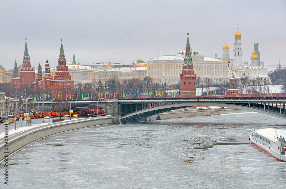 Московский кремль в непогоду