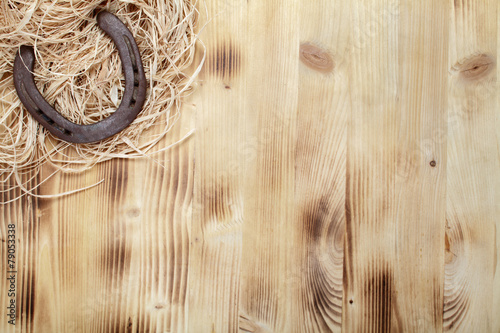 Hufeisen auf Holzbrett