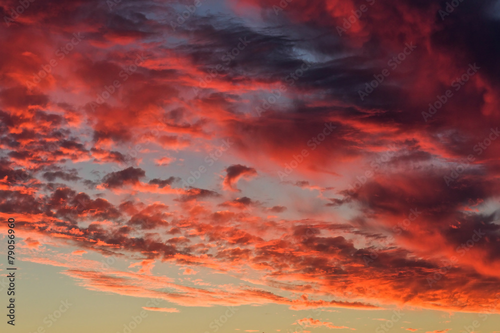 Fototapeta premium view of sky with clouds in the evening