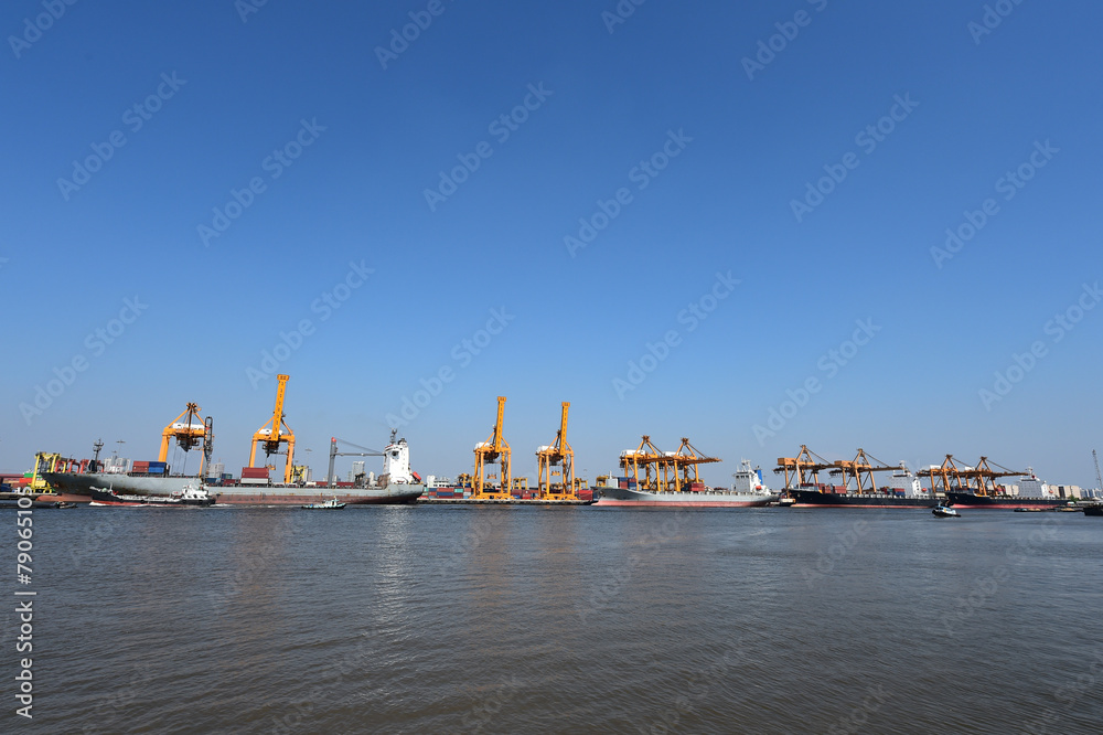 Naklejka premium Container cargo freight ship with blue sky
