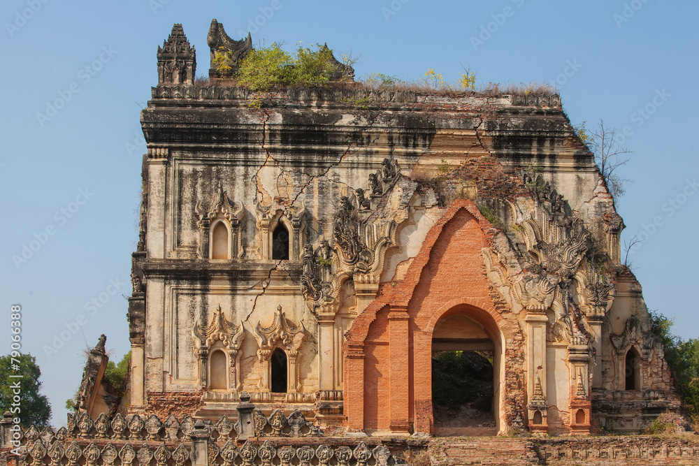 Obraz premium Burmese pagoda in Inwa, Myanmar