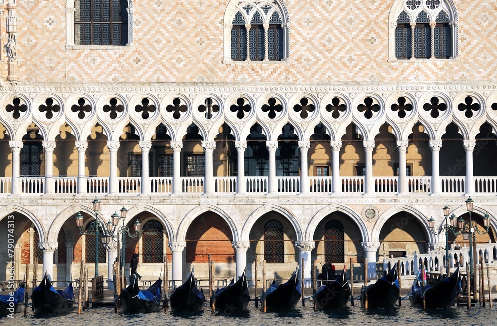Fototapeta premium VENICE Doge's Palace and gondolas