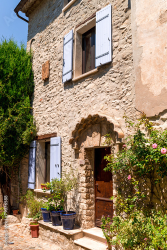 Fototapeta Naklejka Na Ścianę i Meble -  Old town in provence